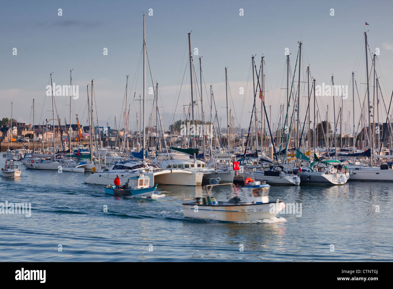 Bateaux de pêche port st vaast Banque de photographies et d’images à ...