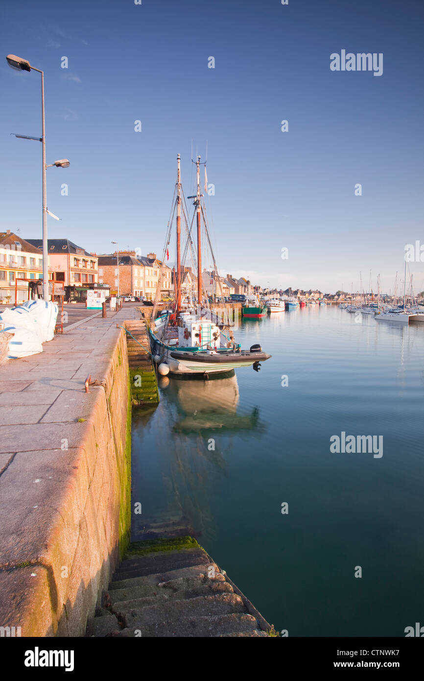 Bateaux de pêche port st vaast Banque de photographies et d’images à ...