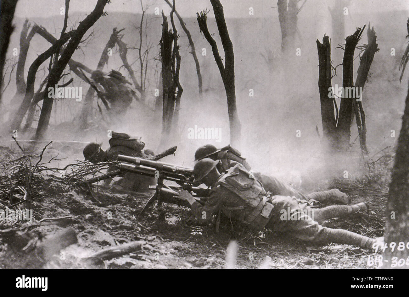 La première guerre mondiale, les soldats de l'US 23e Régiment d'infanterie, 2ème division, l'attaque d'une position allemande à Belleau Wood, juin 1918. Banque D'Images La première guerre mondiale, les soldats de l'US 23e Régiment d'infanterie, 2ème division, l'attaque d'une position allemande à Belleau Wood, juin 1918. Banque D'Images