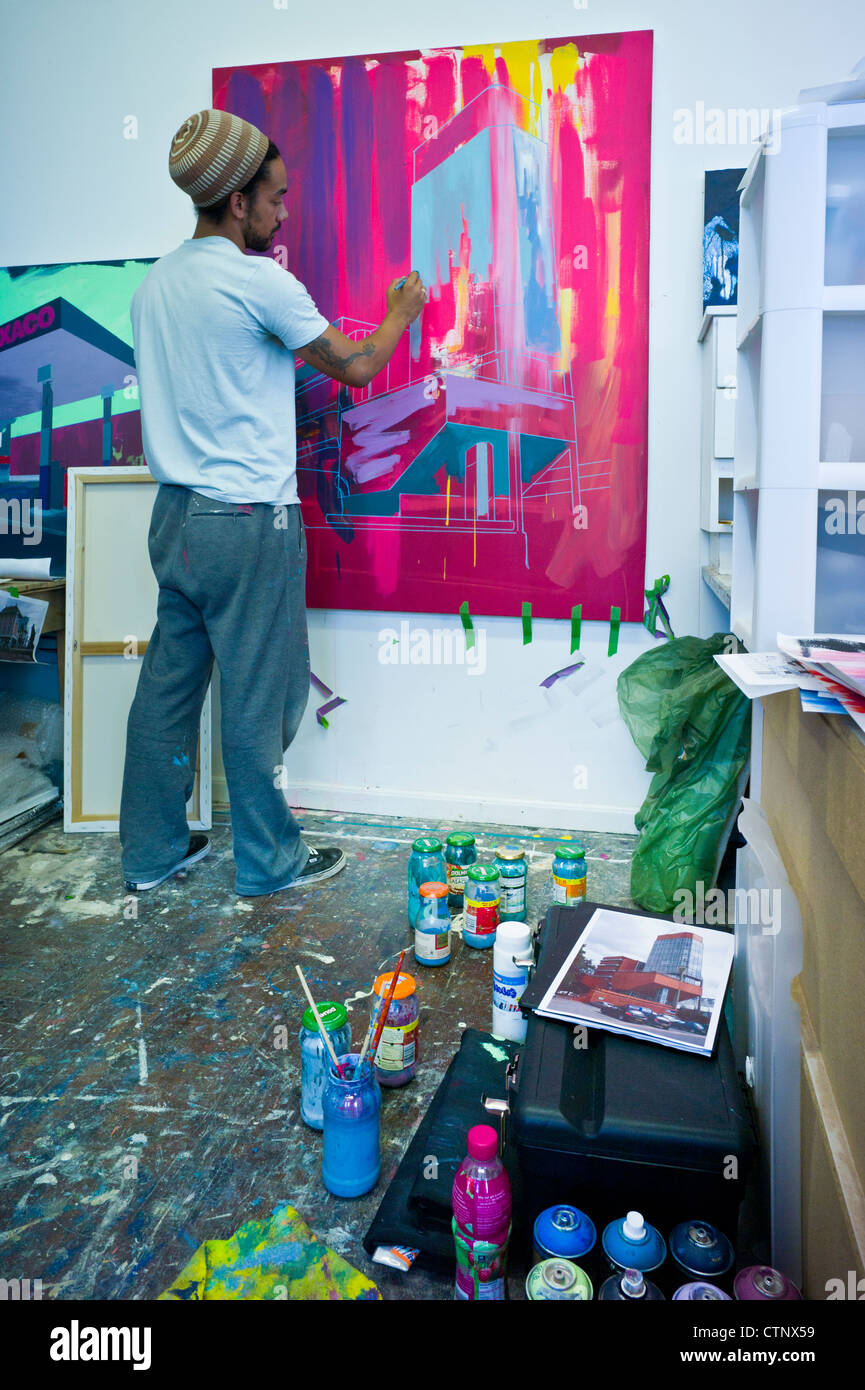 Une artiste à l'œuvre sur une peinture colorée Banque D'Images