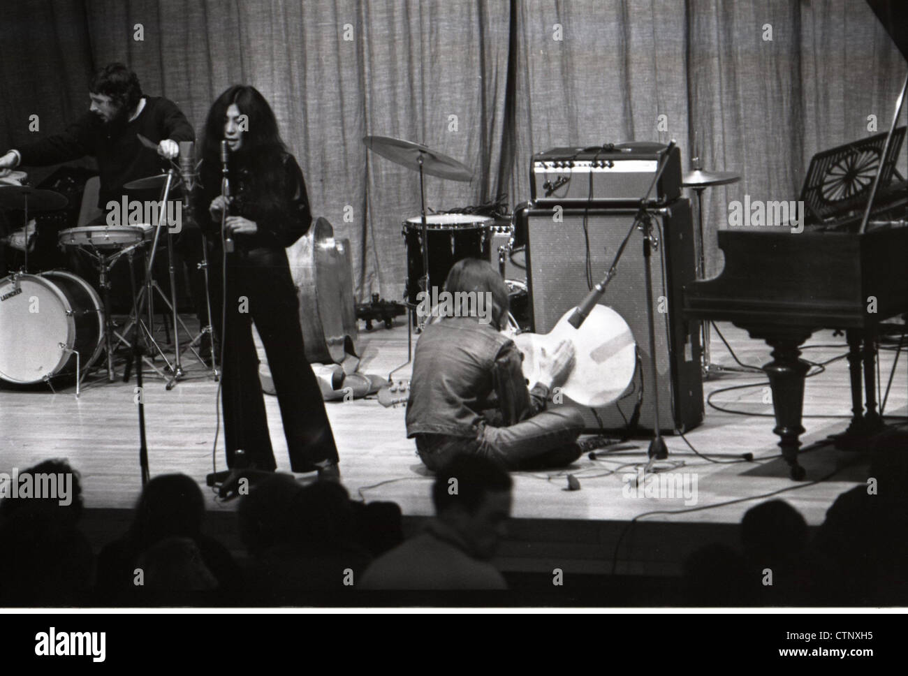 003659 - John Lennon et Yoko Ono en concert à Cambridge le 2 mars 1969 Banque D'Images