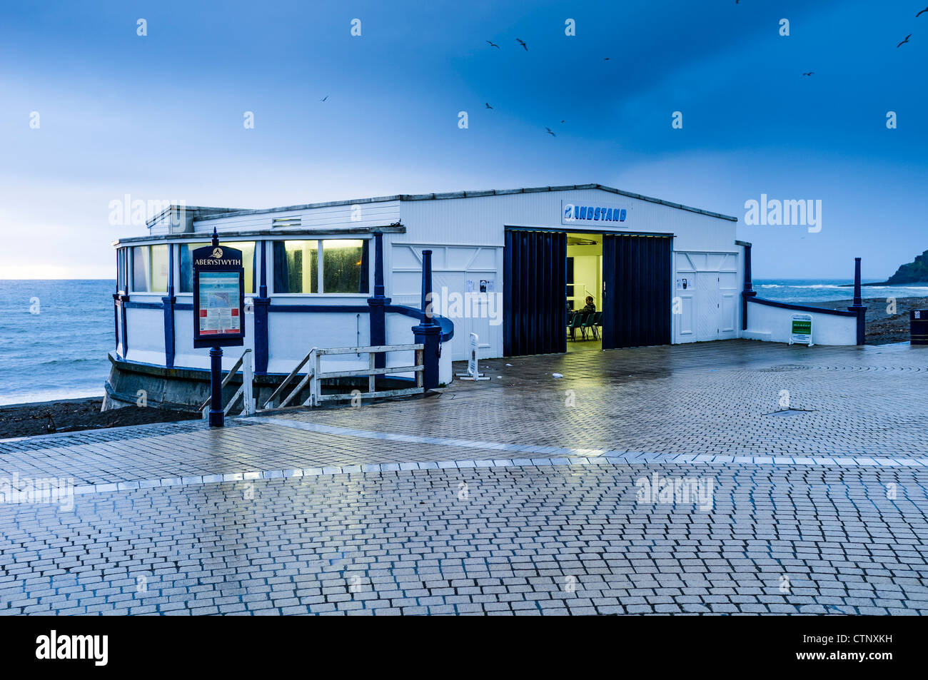Le kiosque sur la promenade d'Aberystwyth, temps pluvieux, froid et humide soirée d'été Juillet 2012 Banque D'Images
