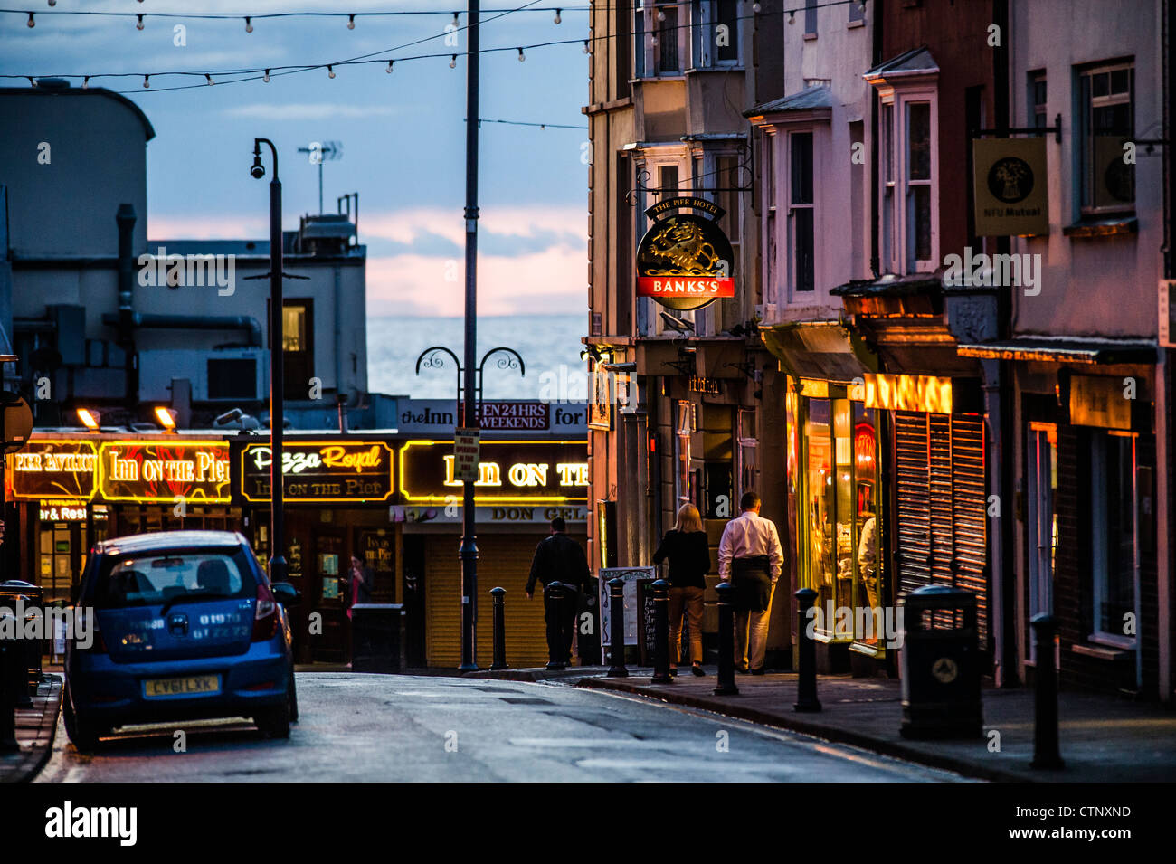 Une scène de rue la nuit - soirée d'été, Pier Street, Aberystwyth Wales UK Banque D'Images