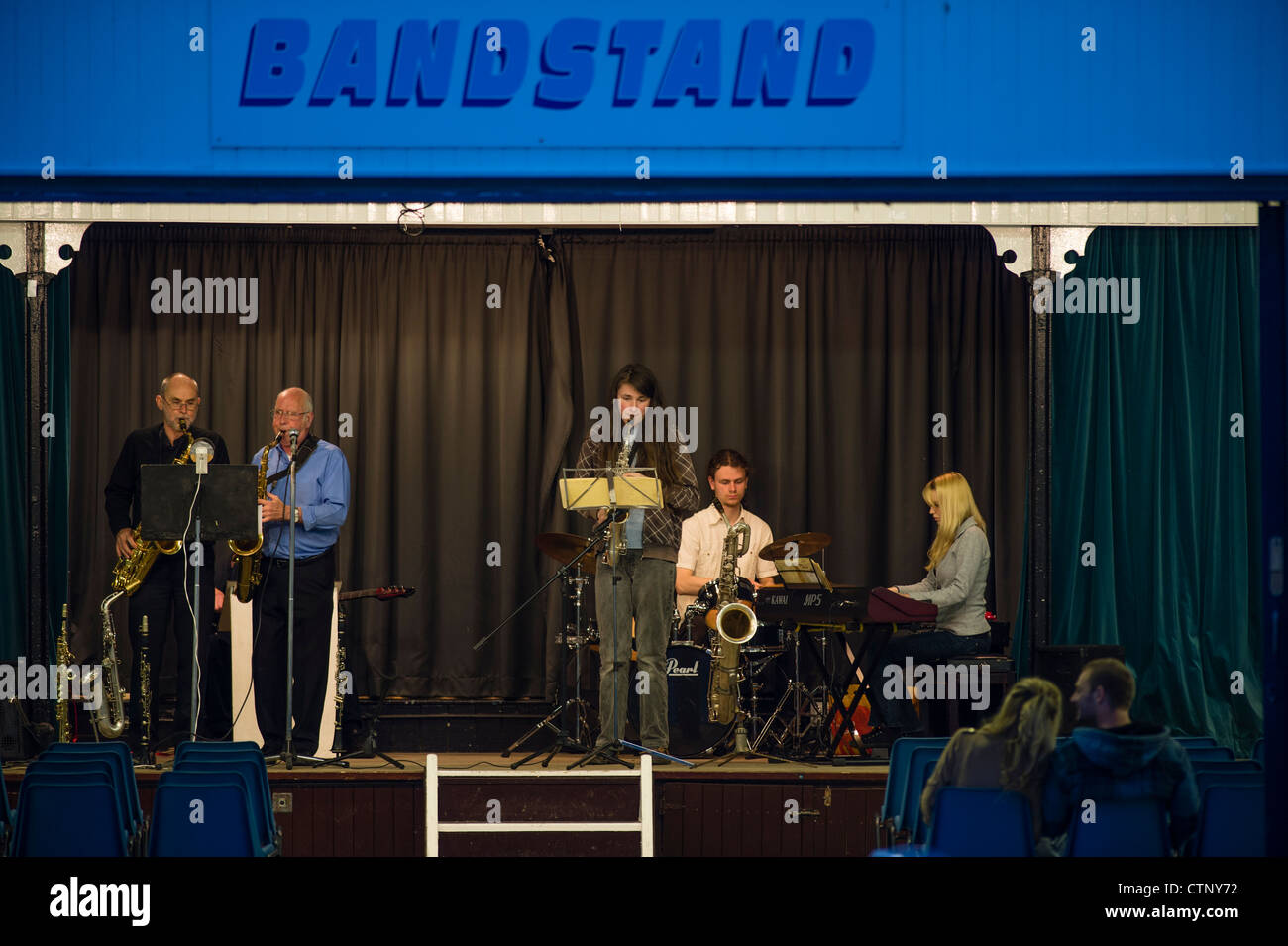 Musiciens de jazz à deux personnes sur une soirée de divertissement à Aberystwyth, kiosque à musique, le 20 juillet 2012 Banque D'Images