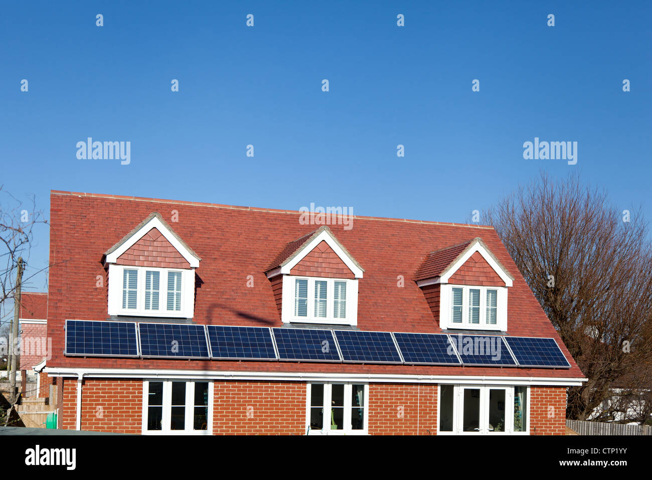Nouvelle construction maison avec des panneaux solaires installés sur le toit. Banque D'Images