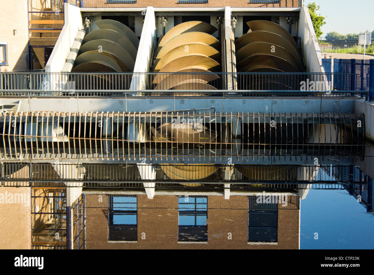 La pompe de la station de pompage (bâtiment) aux PaysBas. La gestion de l'eau dans les polders La pompe de la station de pompage (bâtiment) aux PaysBas. La gestion de l'eau dans les polders