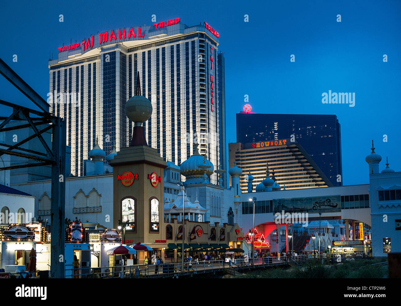 Casino et boutiques sur boardwalk, Atlantic City, New Jersey, USA Banque D'Images