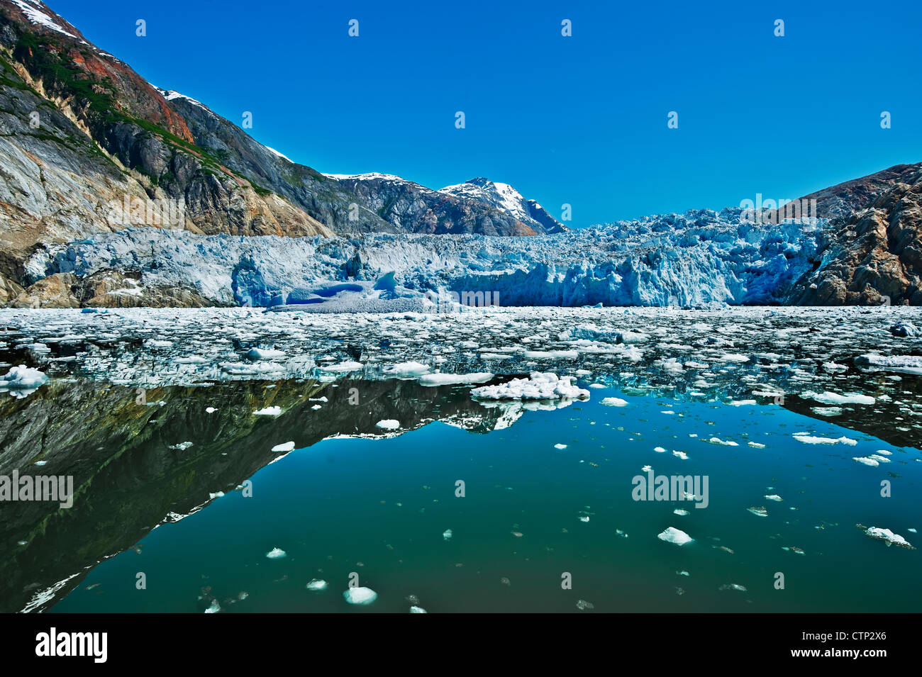 La glace d'été en face de float icebergs au sud du glacier Sawyer, Tracy Tracy Arm dans Arm-Fords Souhteast Terreur Désert, Alaska Banque D'Images