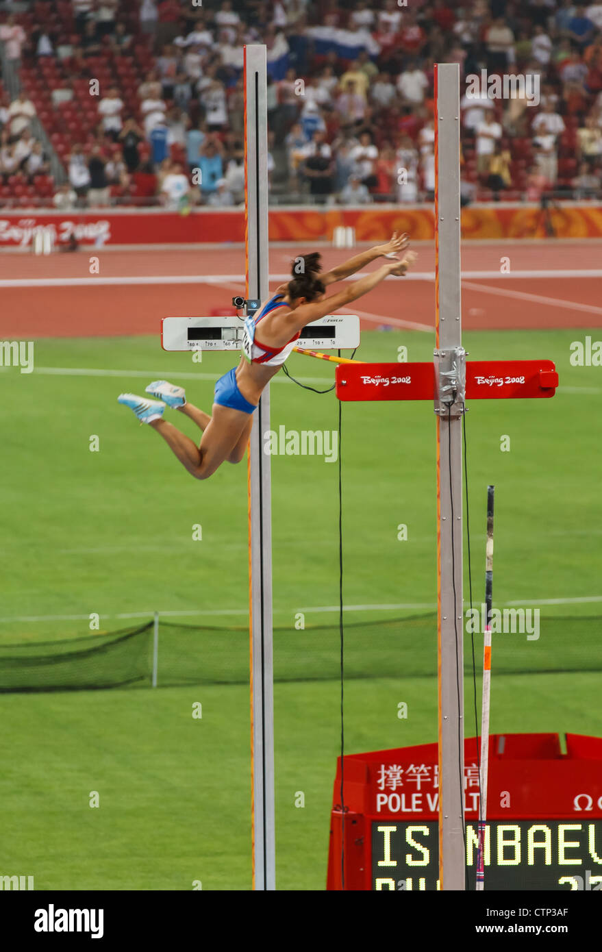 Beijing, Chine - 19 août. 16, 2008 : la Russie Yelena Isinbayeva glisse sur la barre pour gagner, briser le record du monde de saut à la perche Banque D'Images