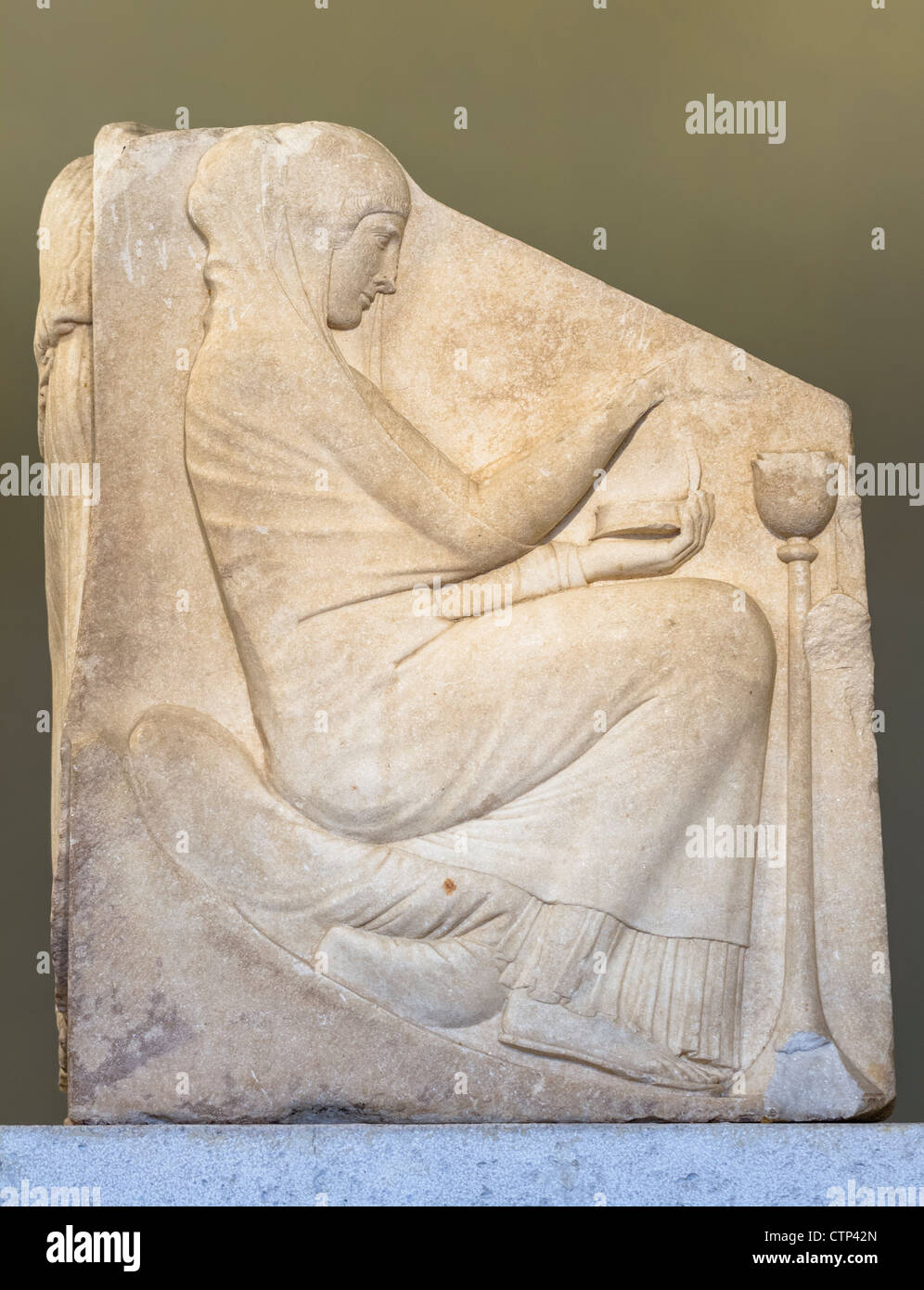 Panneau de gauche de la soi-disant 'Trône Ludovisi,' représentant un serviteur du temple de placer l'encens dans un thymiaterion (encens). Banque D'Images