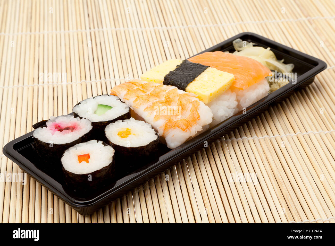 Le bac de divers éléments sur un Sushi place mat - studio shot Banque D'Images