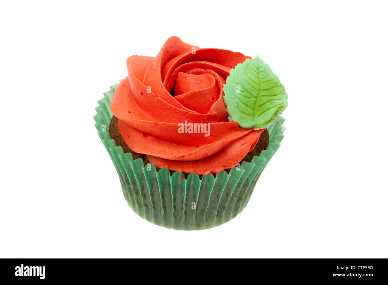Cupcakes avec une rose rouge buttercream topping design - studio photo avec un fond blanc Banque D'Images