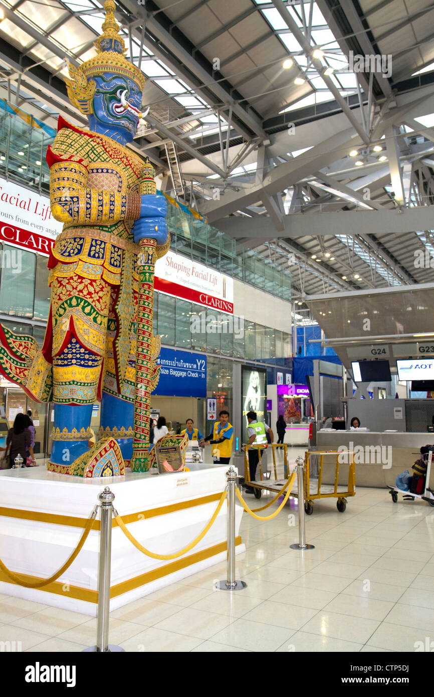 La mythologie bouddhiste yaksa garde à l'aéroport de Suvarnabhumi ou le Nouvel Aéroport International de Bangkok à Bangkok, Thaïlande. Banque D'Images