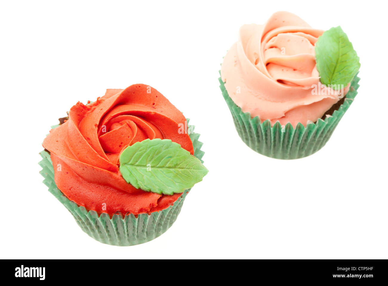 Cupcakes avec une rose rouge buttercream design topping, faible profondeur de champ - studio photo avec un fond blanc Banque D'Images