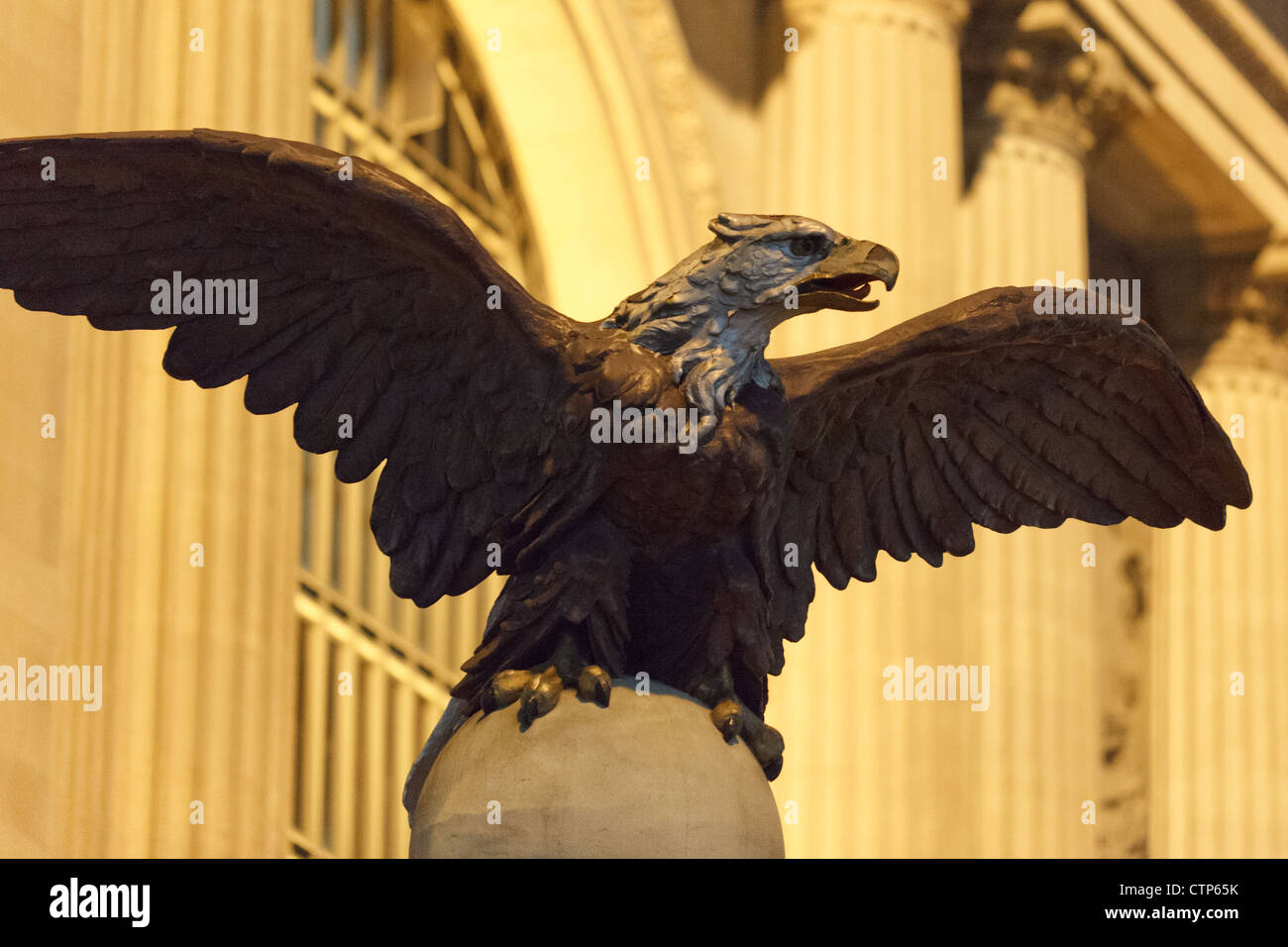 Statue de l'aigle sur Grand Central Terminal à New York, la nuit Banque D'Images
