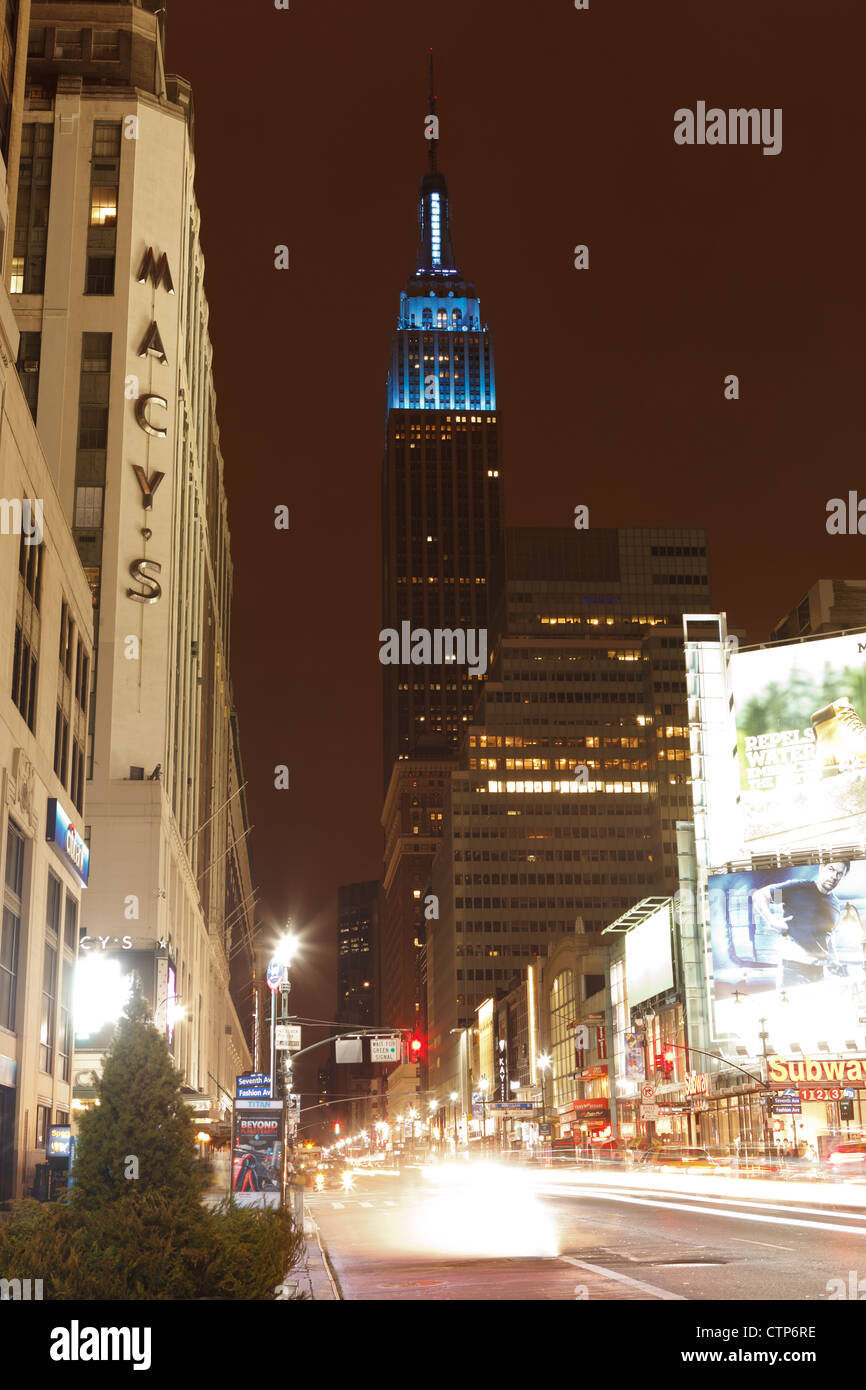 Empire State building bleu et du grand magasin Macy's de nuit Banque D'Images