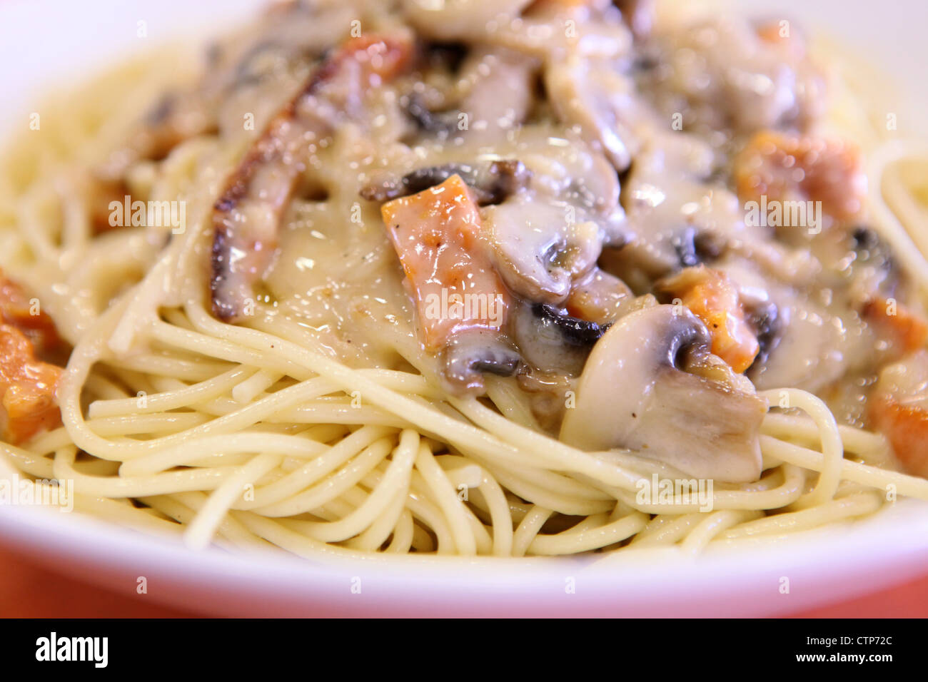 Une assiette de spaghetti aux champignons Banque D'Images