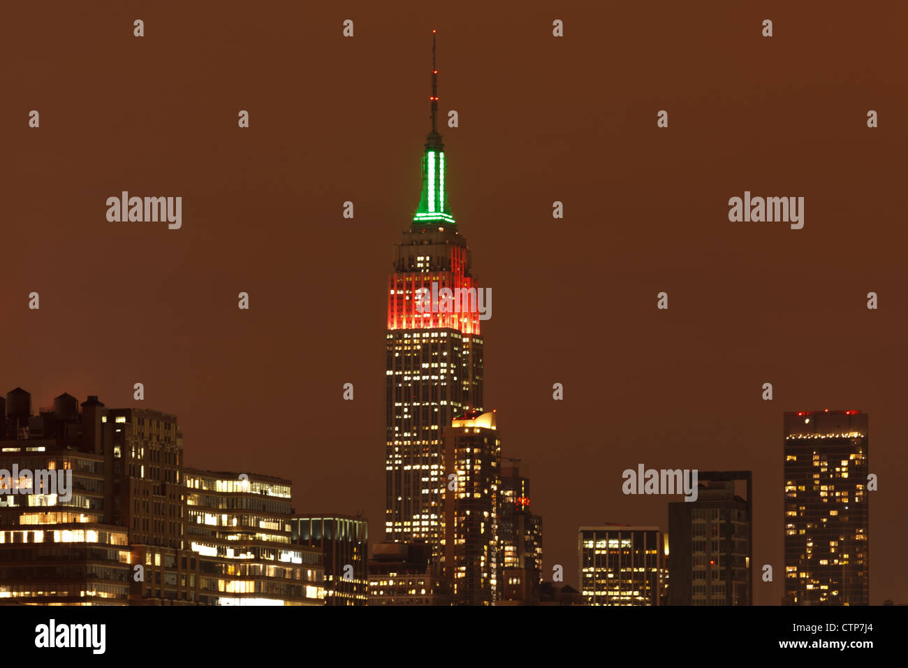 Red Empire State building at night Banque D'Images