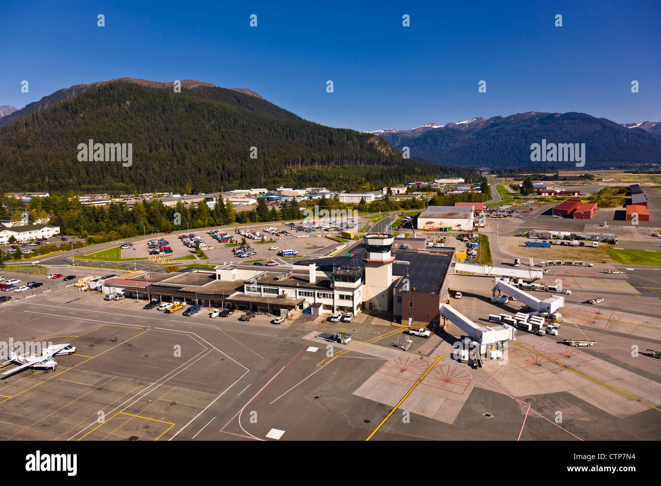 Vue aérienne de l'Aéroport International de Juneau, Juneau, Alaska du Sud-Est, l'été Banque D'Images