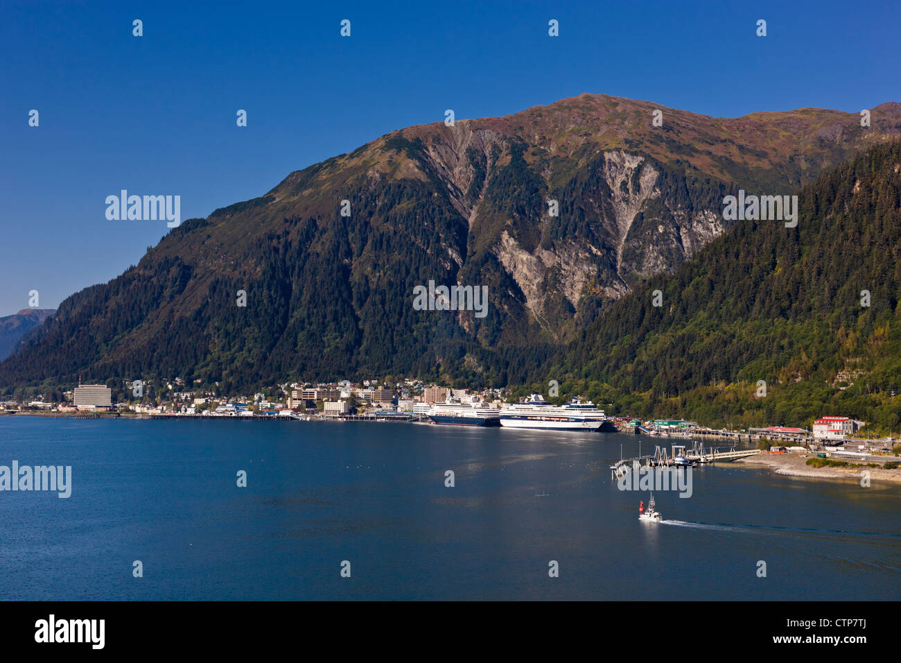 Vue aérienne du canal Lynn et le centre-ville de Juneau avec Mont Juneau dans l'arrière-plan, le sud-est de l'Alaska, l'été Banque D'Images