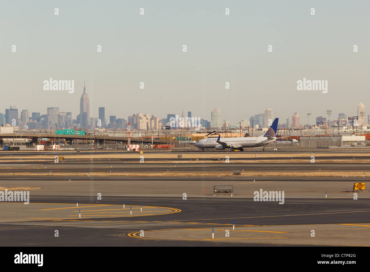 Vue sur le centre-ville de Manhattan à partir de l'aéroport de Newark Banque D'Images