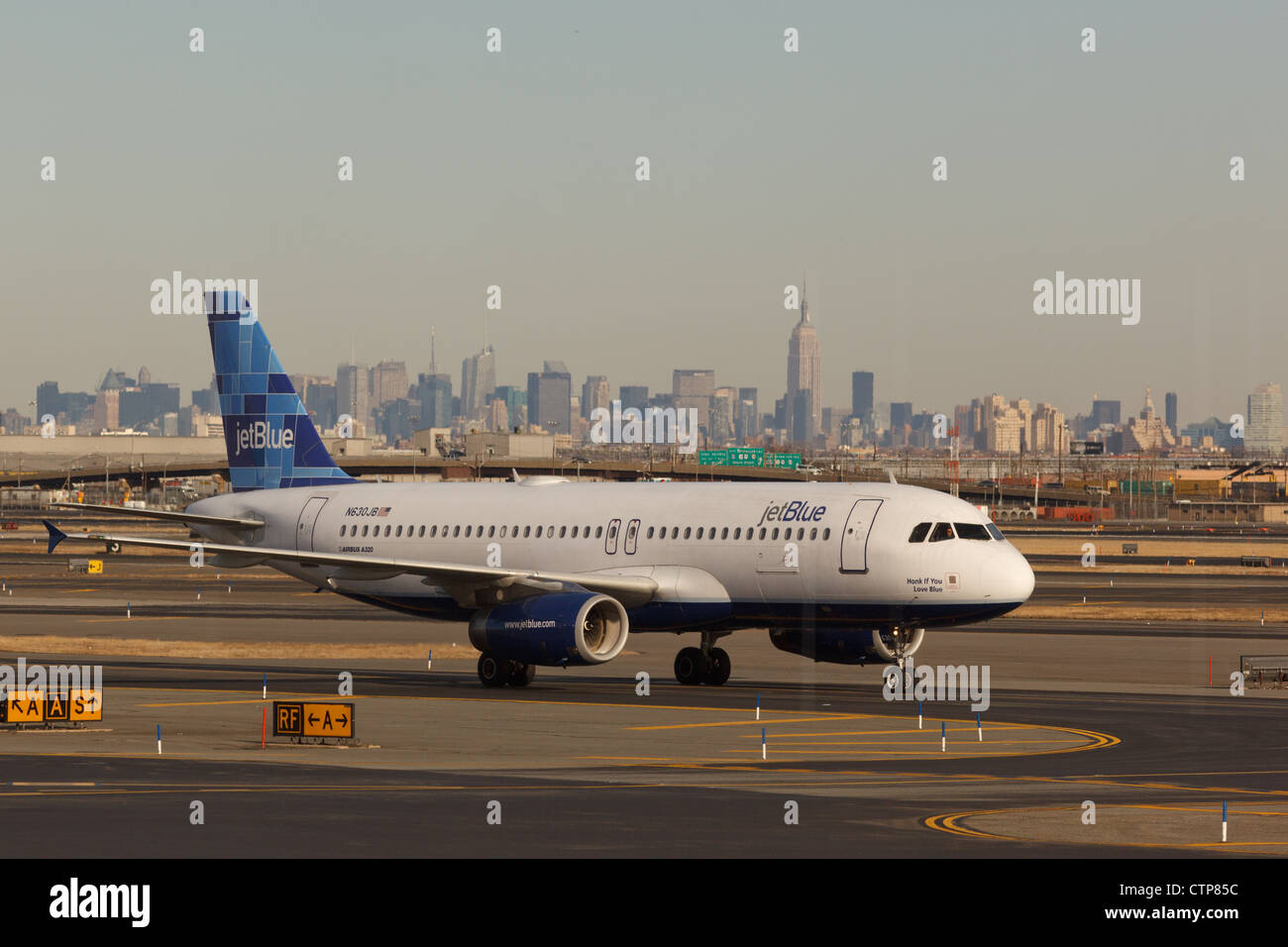 JetBlue avion à l'aéroport de Newark Banque D'Images