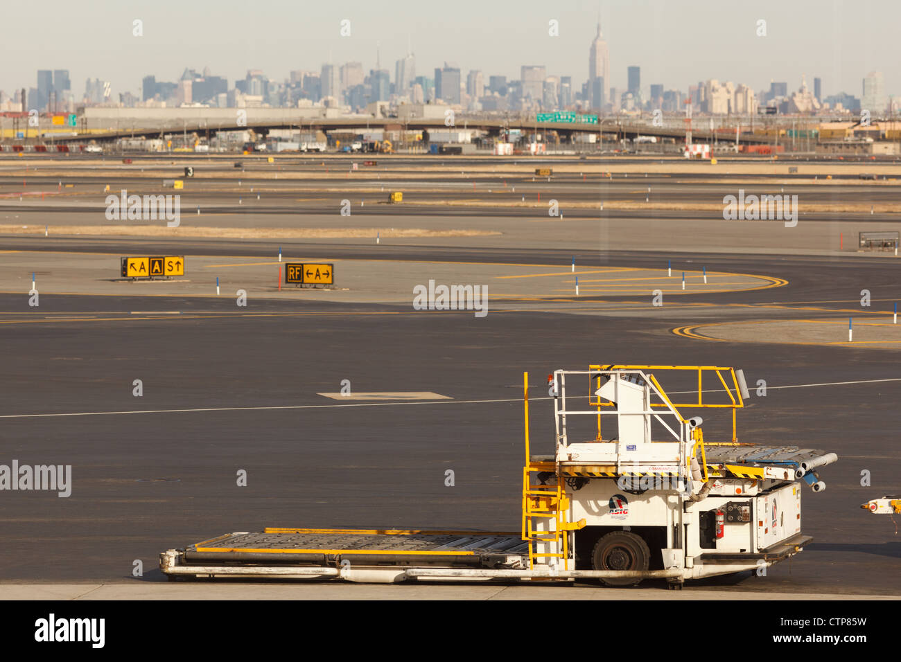 Vue sur le centre-ville de Manhattan à partir de l'aéroport de Newark Banque D'Images