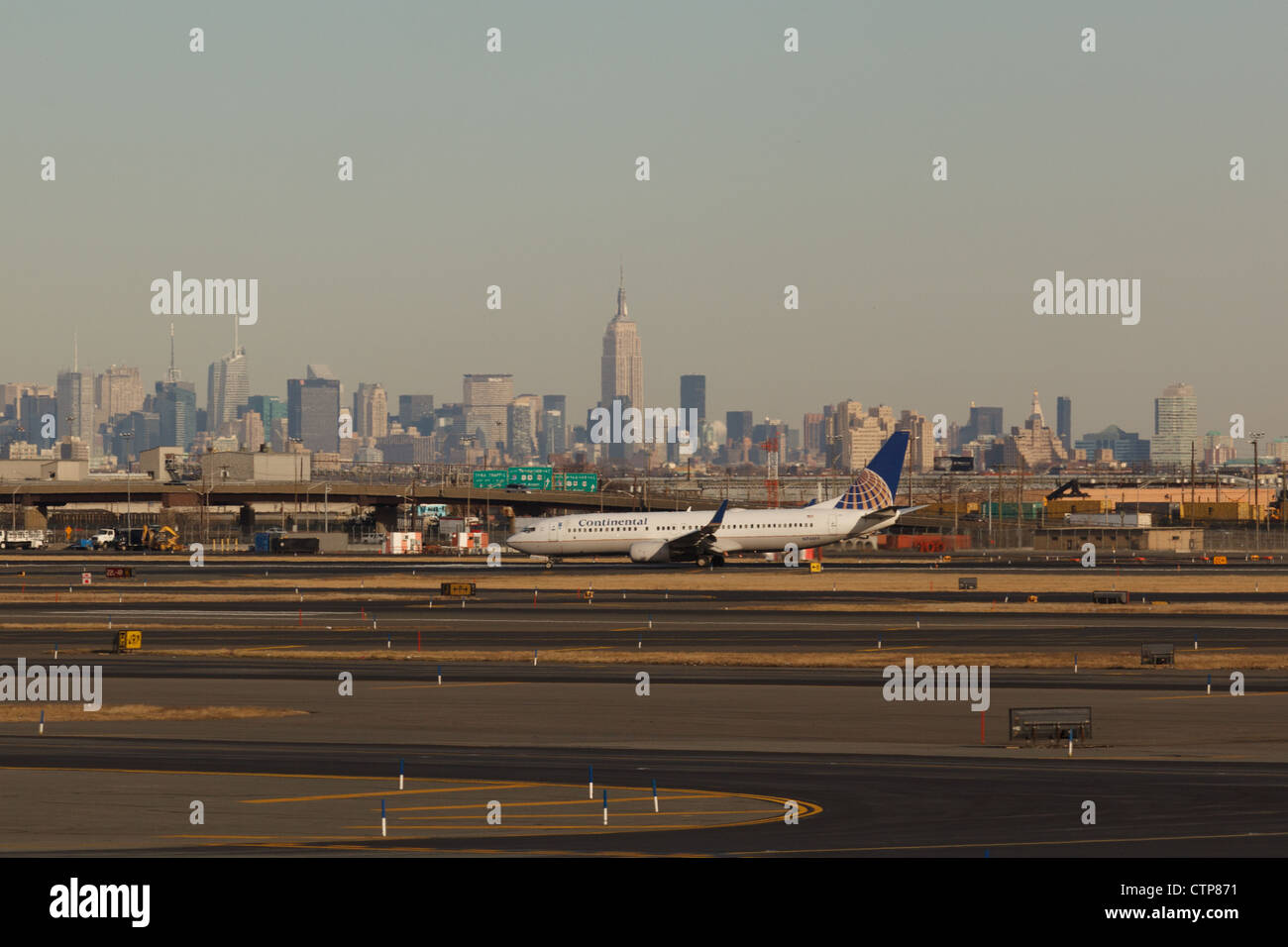 Vue sur le centre-ville de Manhattan à partir de l'aéroport de Newark Banque D'Images