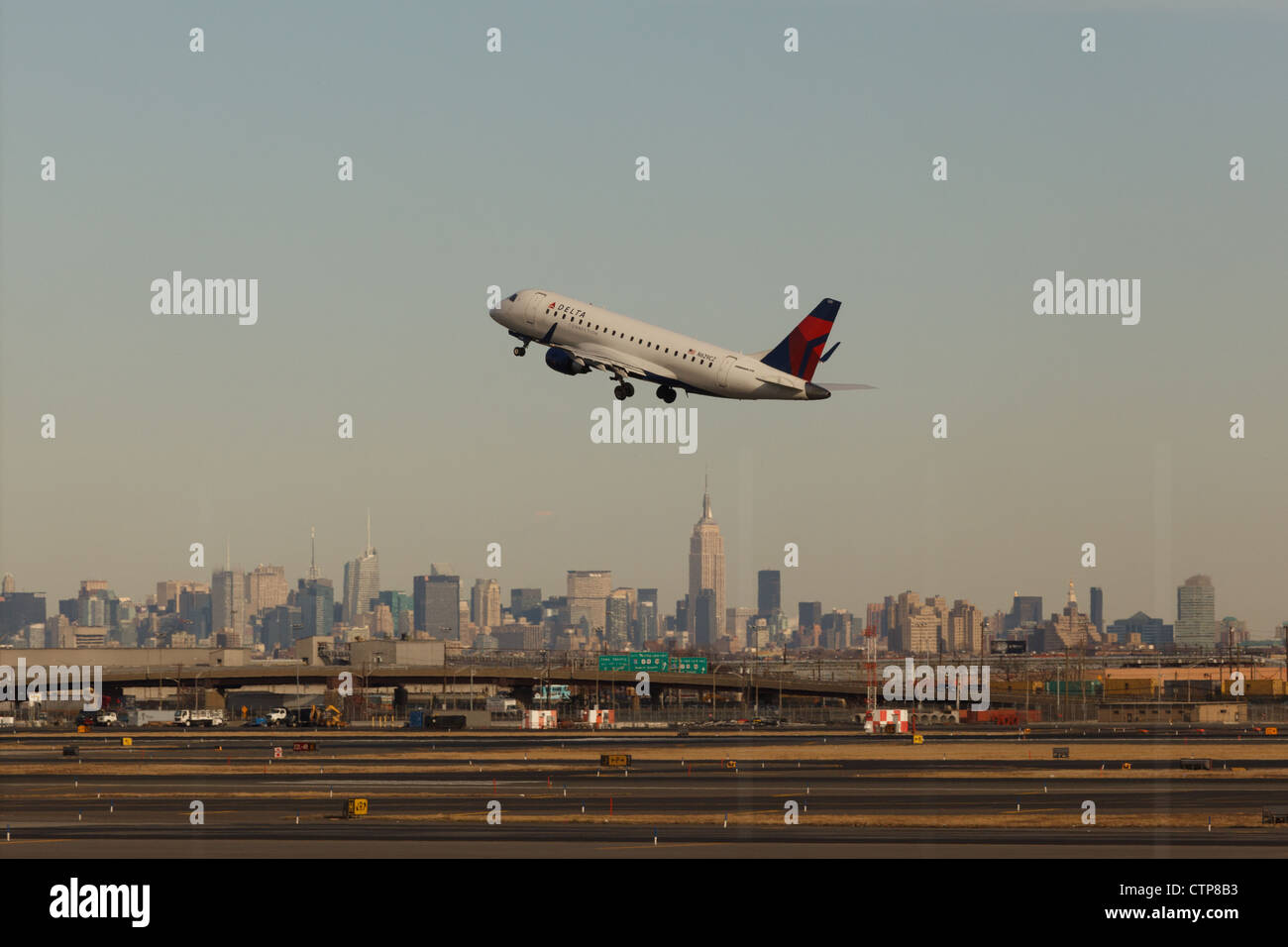 La compagnie aérienne Delta décollage avion dans l'aéroport de Newark Banque D'Images