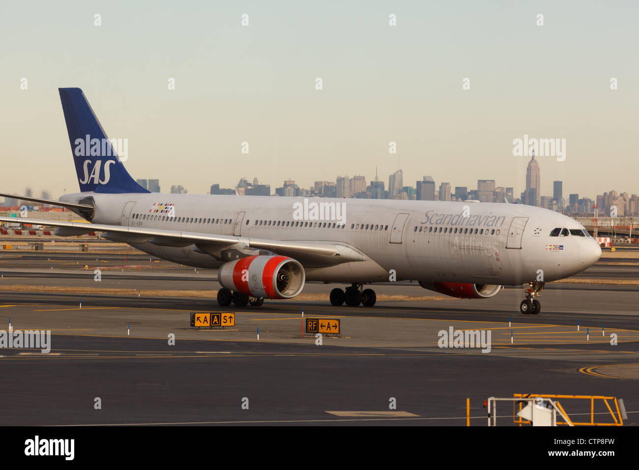 Les compagnies aériennes SAS Boeing à l'aéroport de Newark Banque D'Images