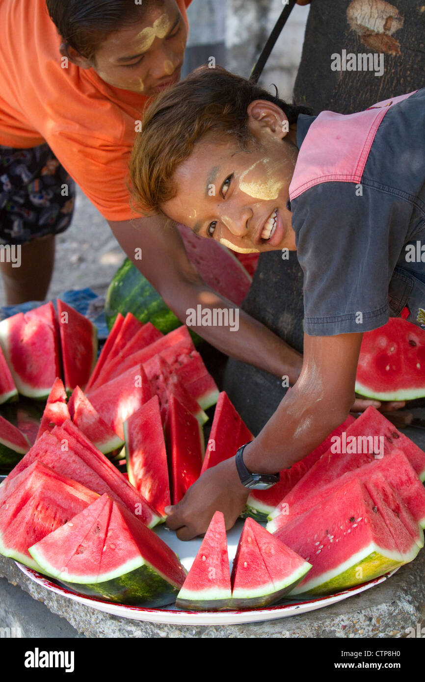 Vendeur de rue, la vente de meubles de pastèque à Yangon (Rangoon), la Birmanie (Myanmar). Banque D'Images