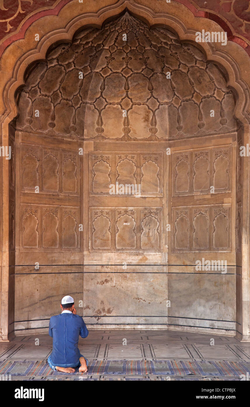 La prière musulmane dans la prière à l'intérieur de la Masjid-i-Numā Jahān / mosquée Jama Masjid dans la vieille ville de Delhi, Inde Banque D'Images