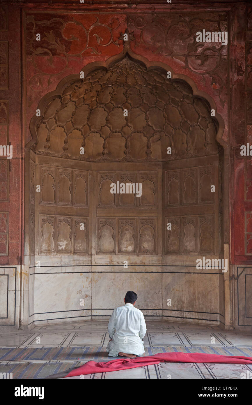 La prière musulmane dans la prière à l'intérieur de la Masjid-i-Numā Jahān / mosquée Jama Masjid dans la vieille ville de Delhi, Inde Banque D'Images