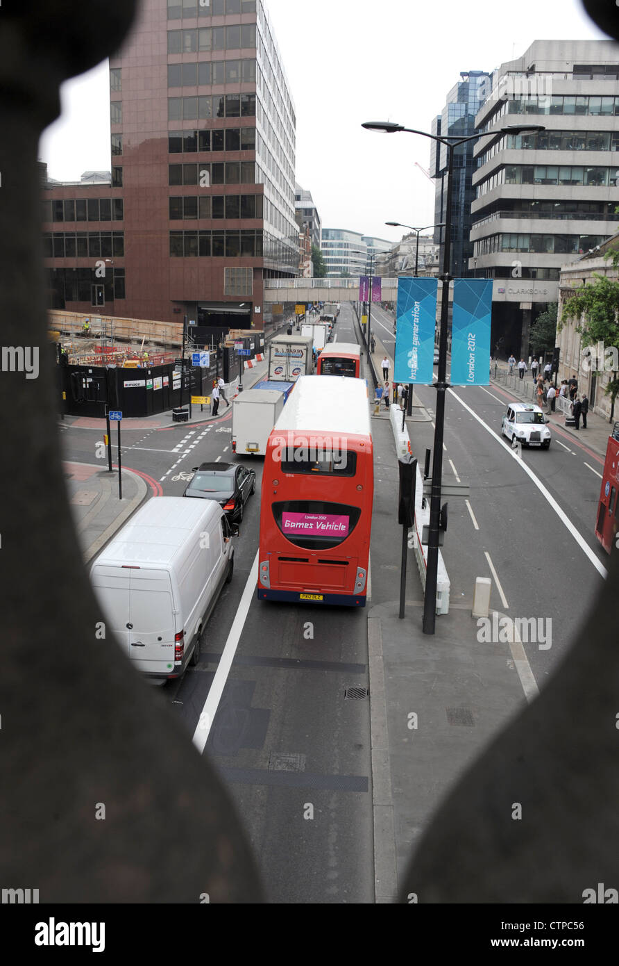 27/07/12 véhicules officiels des Jeux Olympiques en utilisant les Jeux Olympiques de 2012 à Londres sur Lower Thames Street à Londres tandis que d'autres gener Banque D'Images