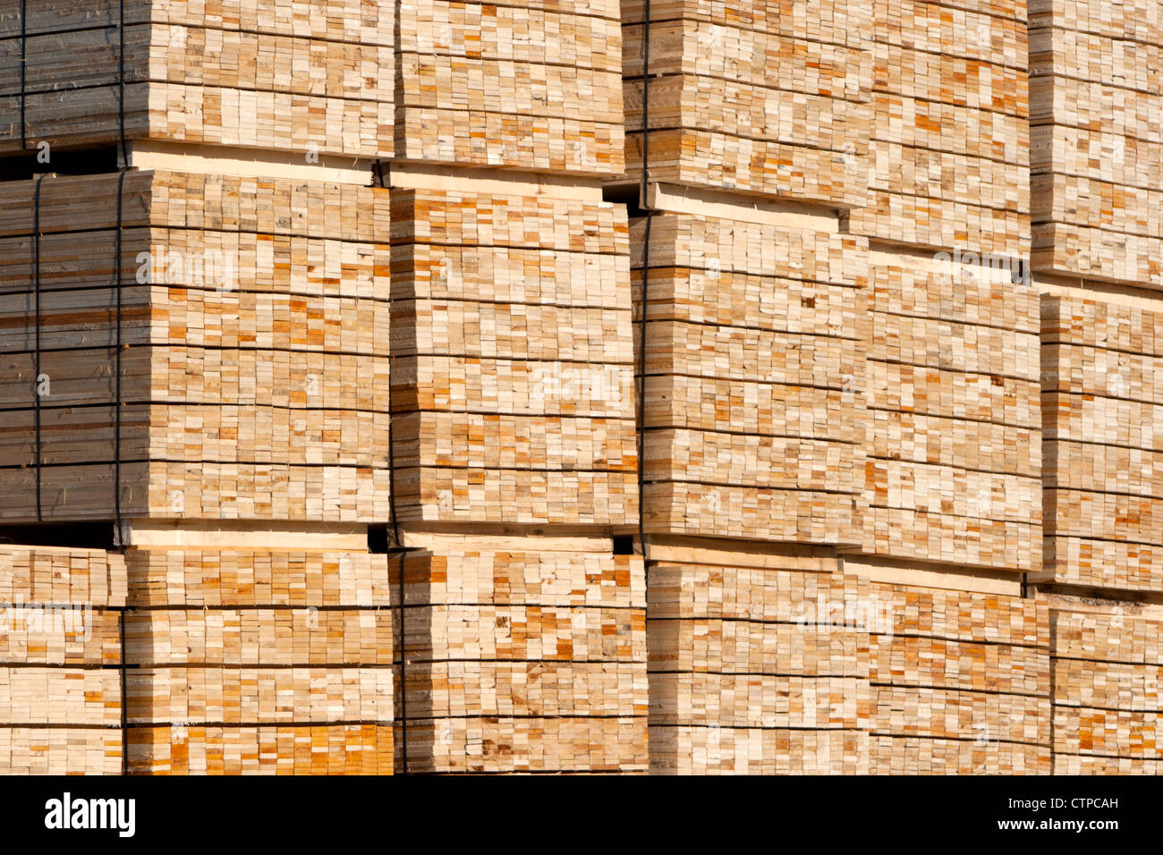 Pile de bois à un marchand Banque D'Images