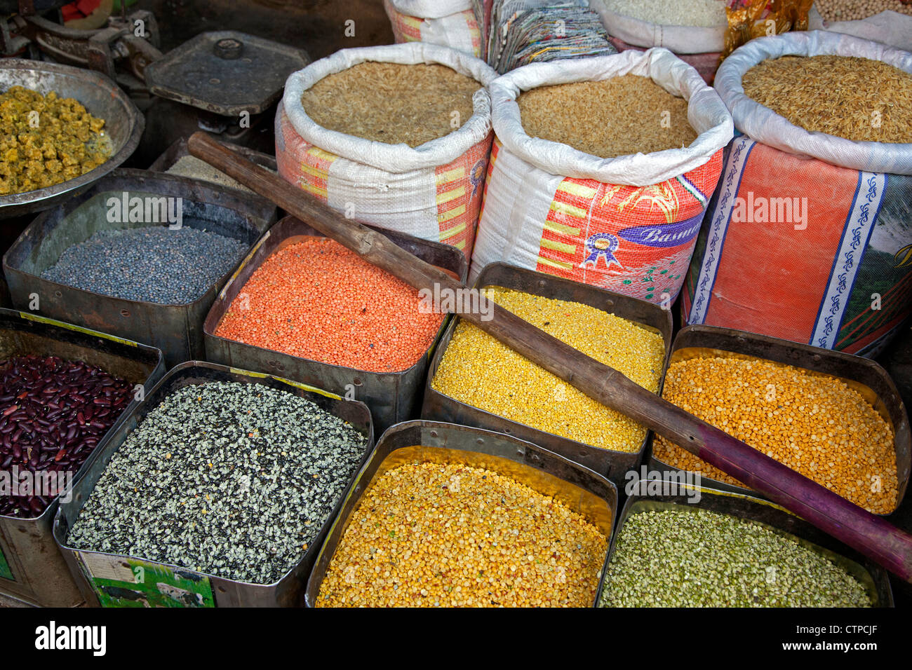 Les ingrédients des aliments comme le maïs, haricots, riz et épices dans des sacs et boîtes à market à Agra, Uttar Pradesh, Inde Banque D'Images
