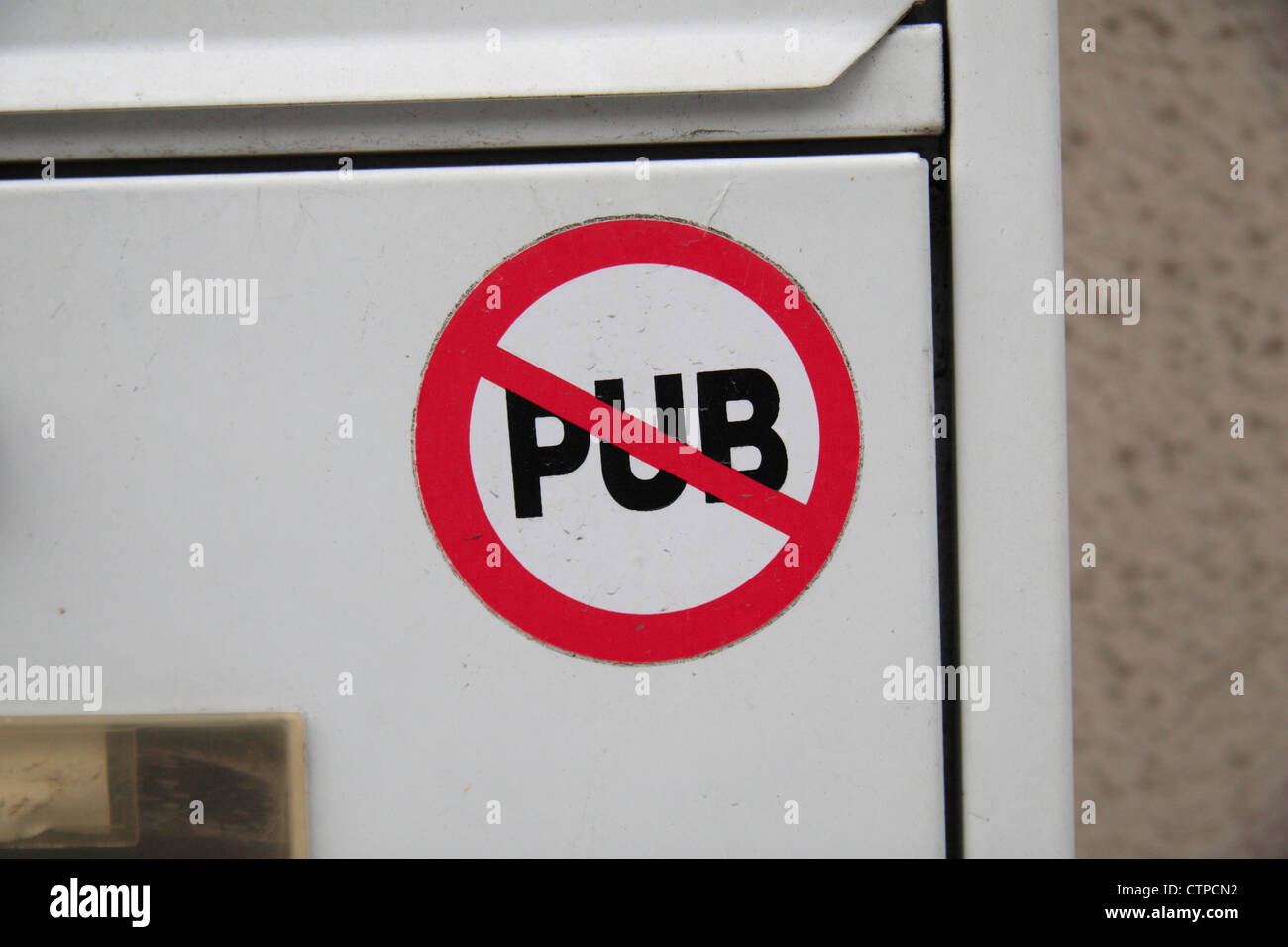 Un 'PUB' ou 'Pas de publicité' autocollant (pas de courrier indésirable) sur une boîte aux lettres à Mons, Wallonie, région de Belgique. Banque D'Images