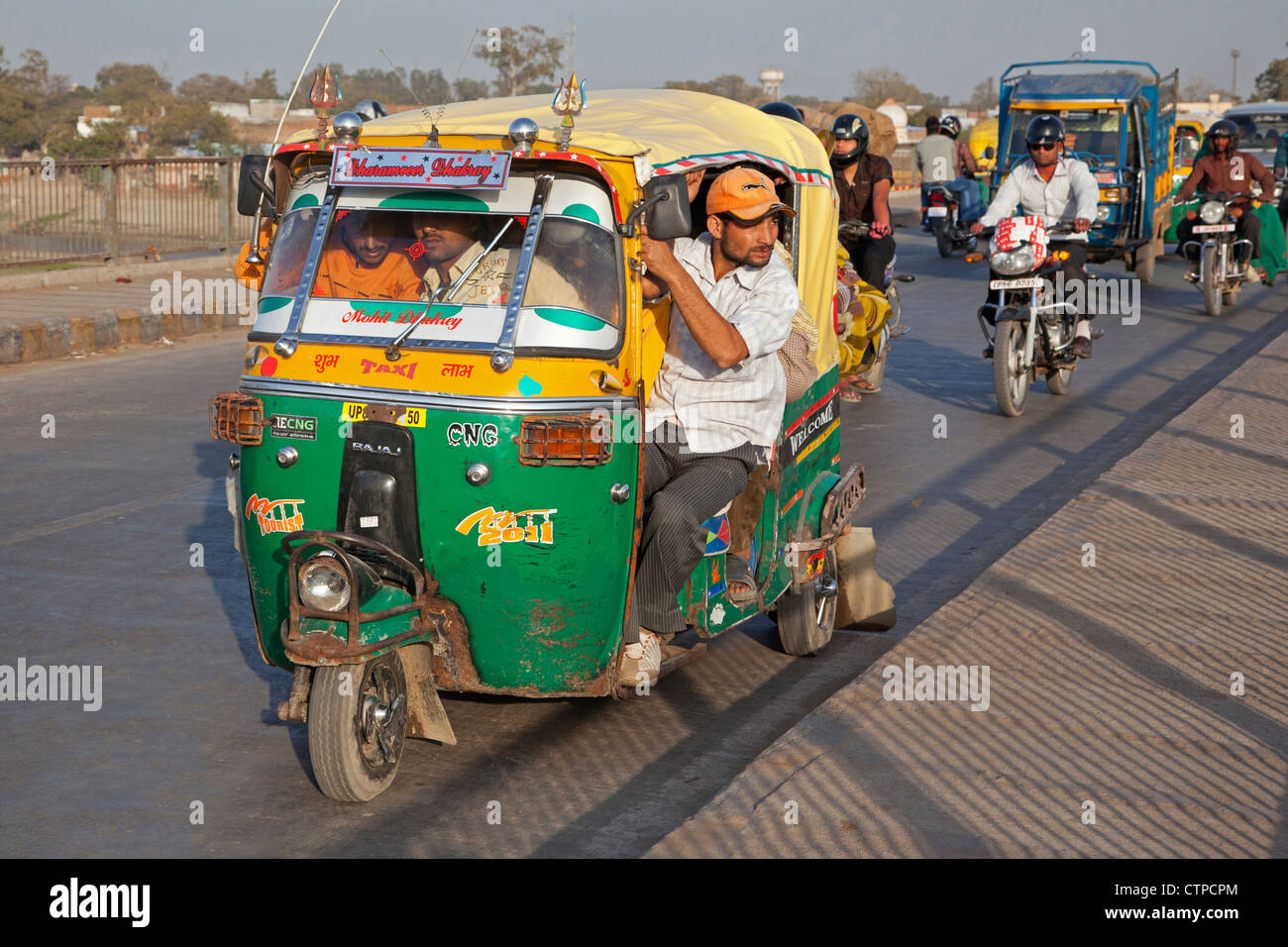 Autorickshaw entièrement chargé, trois-roues en taxi trafic occupé à Agra, Uttar Pradesh, Inde Banque D'Images