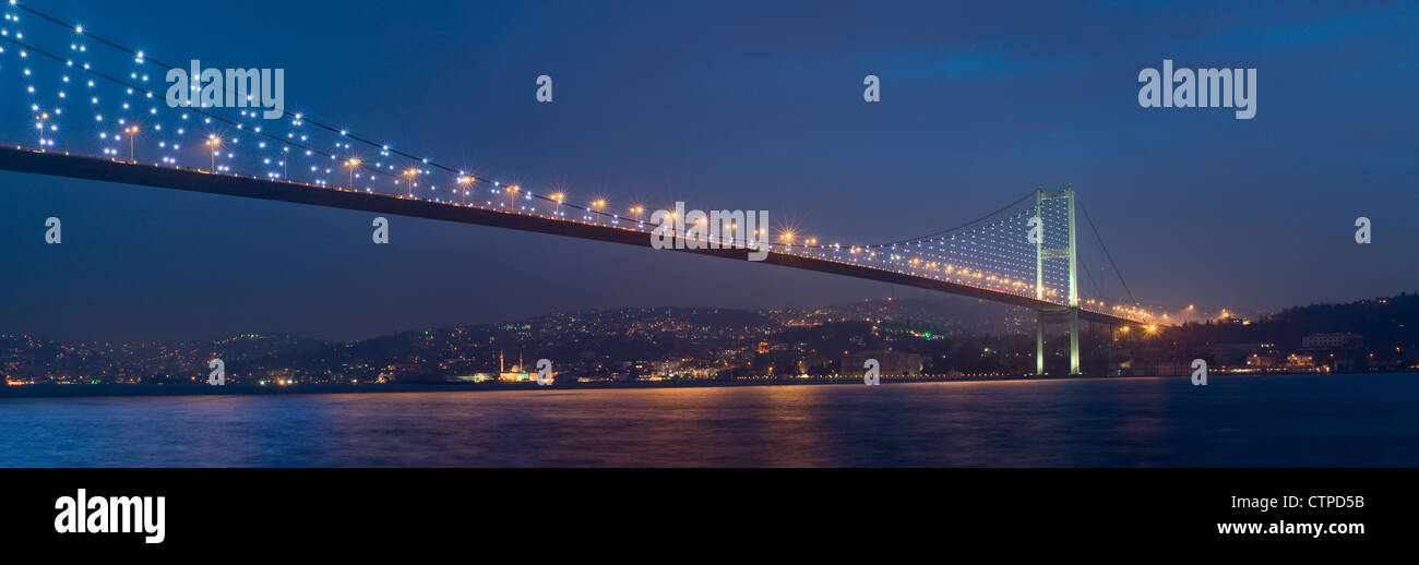 Premier pont du Bosphore (Boğaziçi Köprüsü) illuminé la nuit, Istanbul, Turquie Banque D'Images