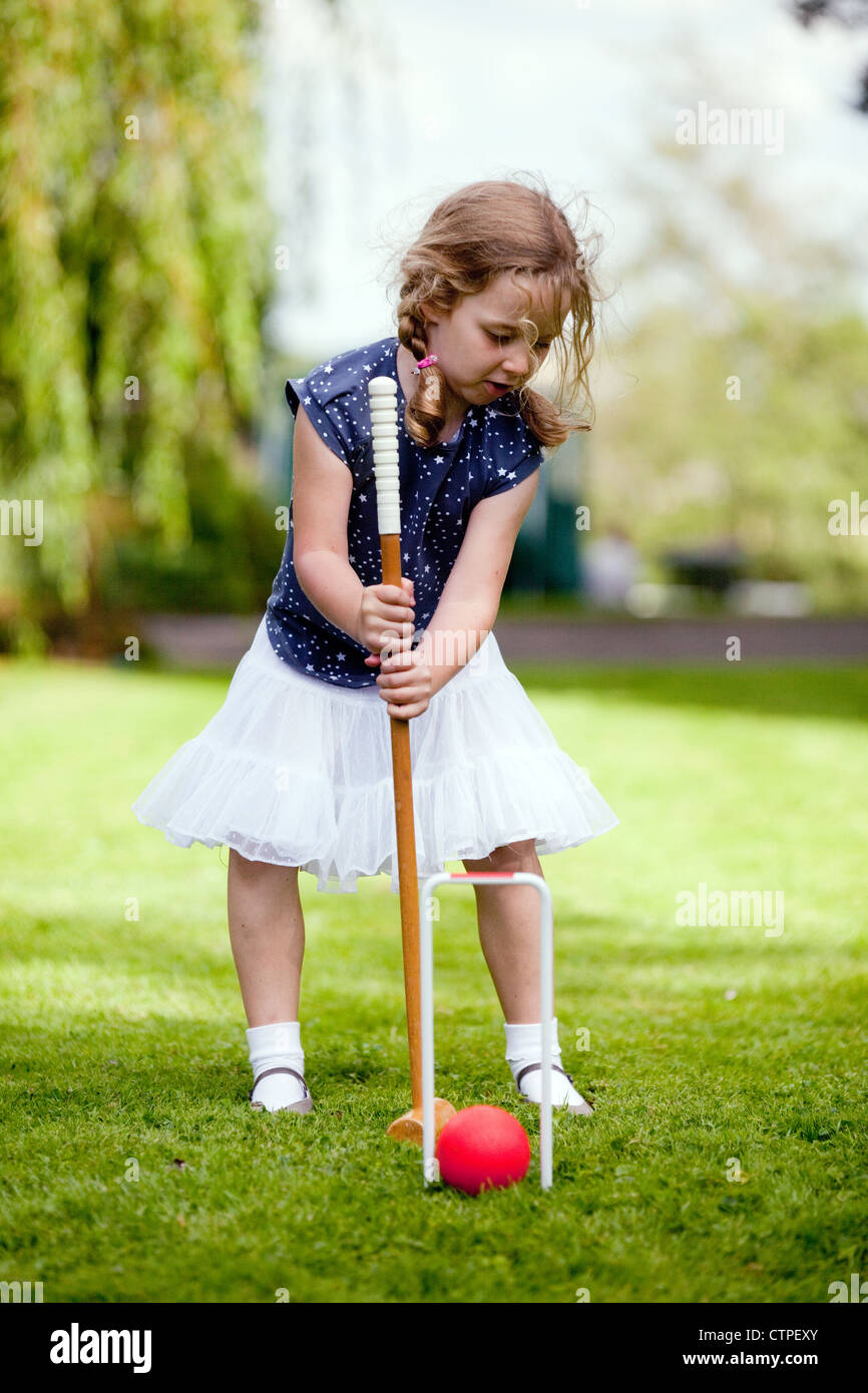 5 year old girl playing croquet UK Banque D'Images