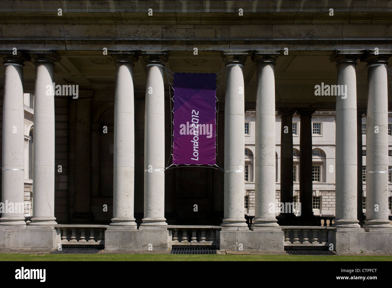 Jeux olympiques 2012 banner et Sir Christopher Wren l'architecture à l'Old Royal Naval College de Greenwich, au jour 4 des Jeux Olympiques de 2012 à Londres. Greenwich Park est l'hôte du concours Équestre Olympique, plus la course et de l'épreuve de tir Pentathlon moderne. L'Old Royal Naval College est la pièce maîtresse de l'architecture Maritime Greenwich, Site du patrimoine mondial dans la région de Greenwich, Londres. Banque D'Images