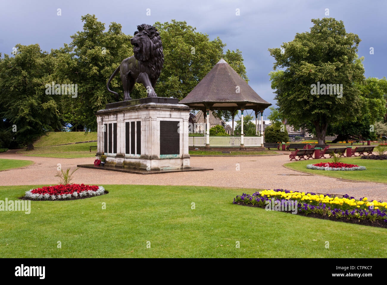 Forbury Gardens, un parc public anglais célèbre pour la war memorial sculpture d'un lion. Banque D'Images