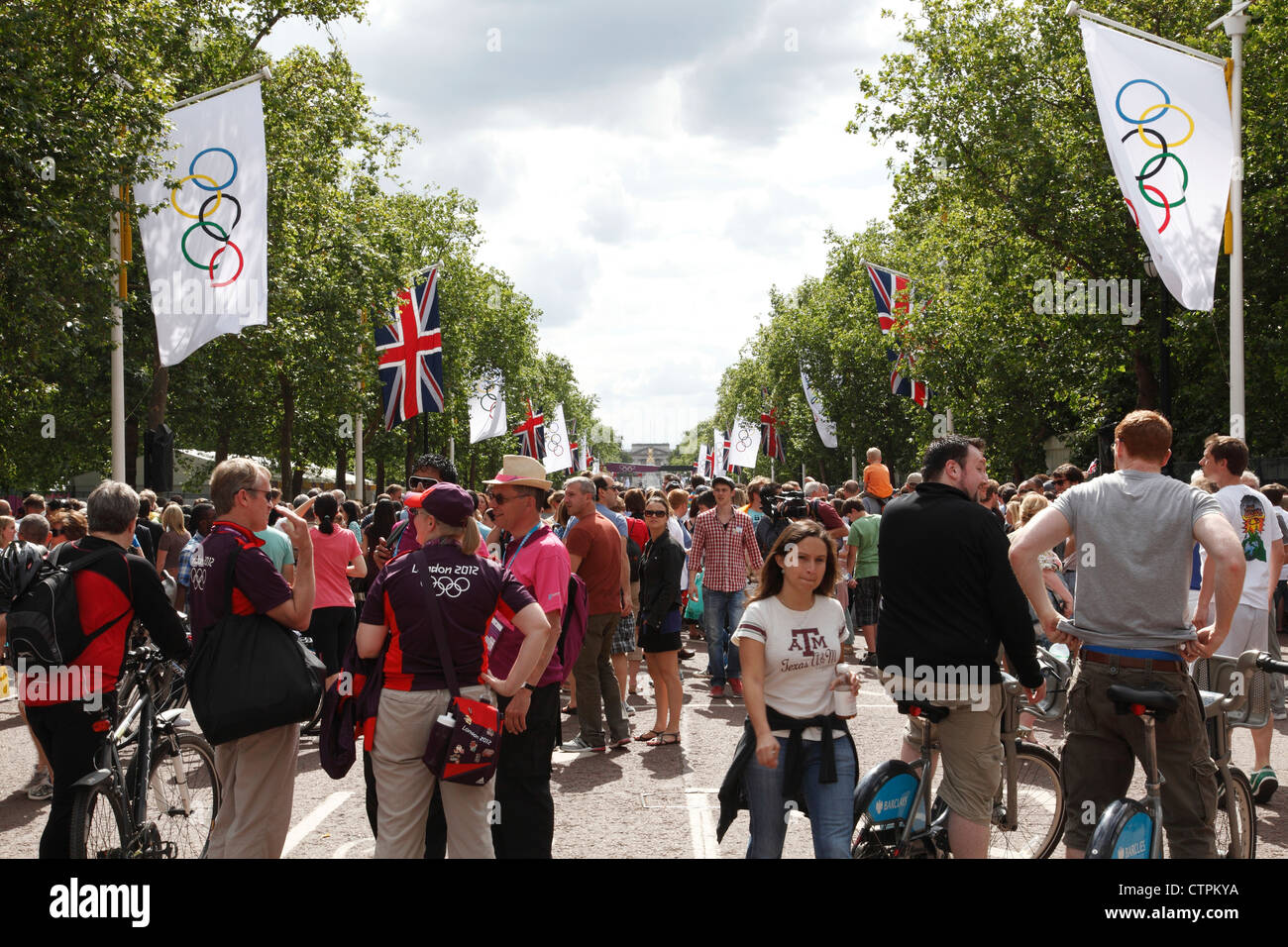Jeux Olympiques de Londres en 2012 le lieu de la course cycliste sur route hommes sur le Mall, Londres, Angleterre, Royaume-Uni Banque D'Images