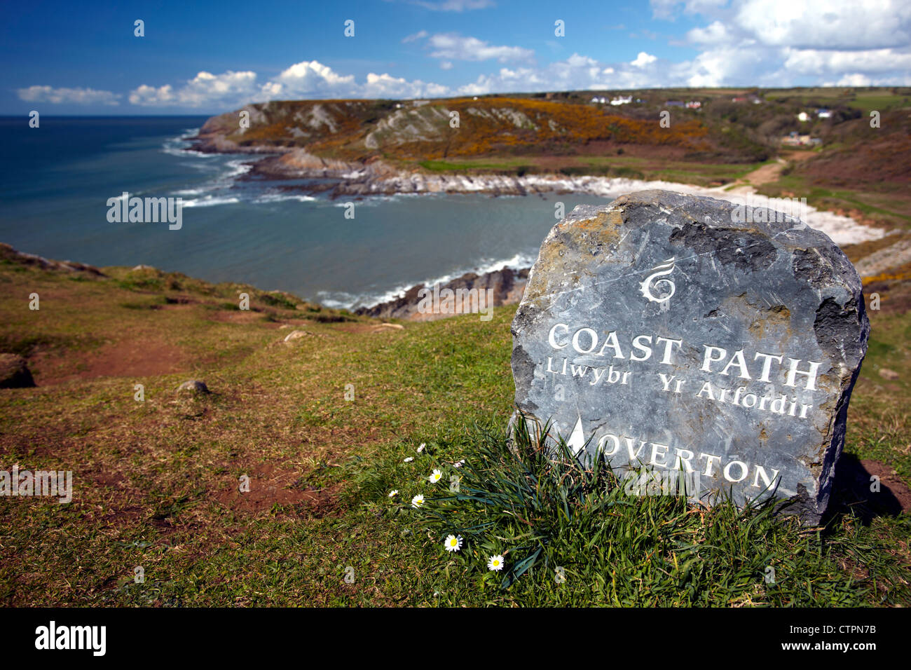 Les panneaux en pierre sur le chemin du littoral du pays de Galles, la péninsule de Gower, Gower, le Pays de Galles. Banque D'Images