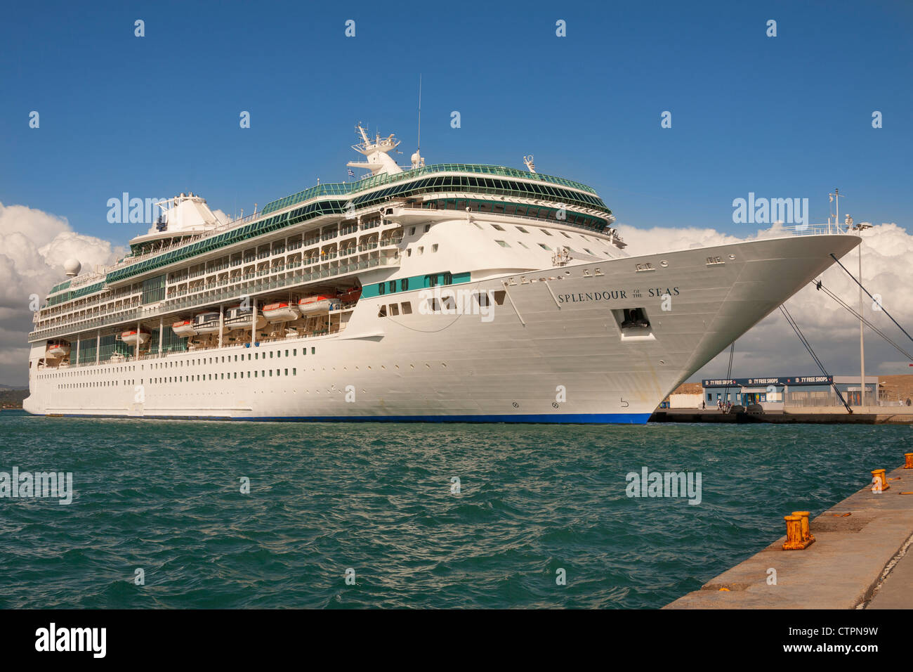 La splendeur de la mer, bateau de croisière amarré au quai, Katakolon, Grèce Banque D'Images