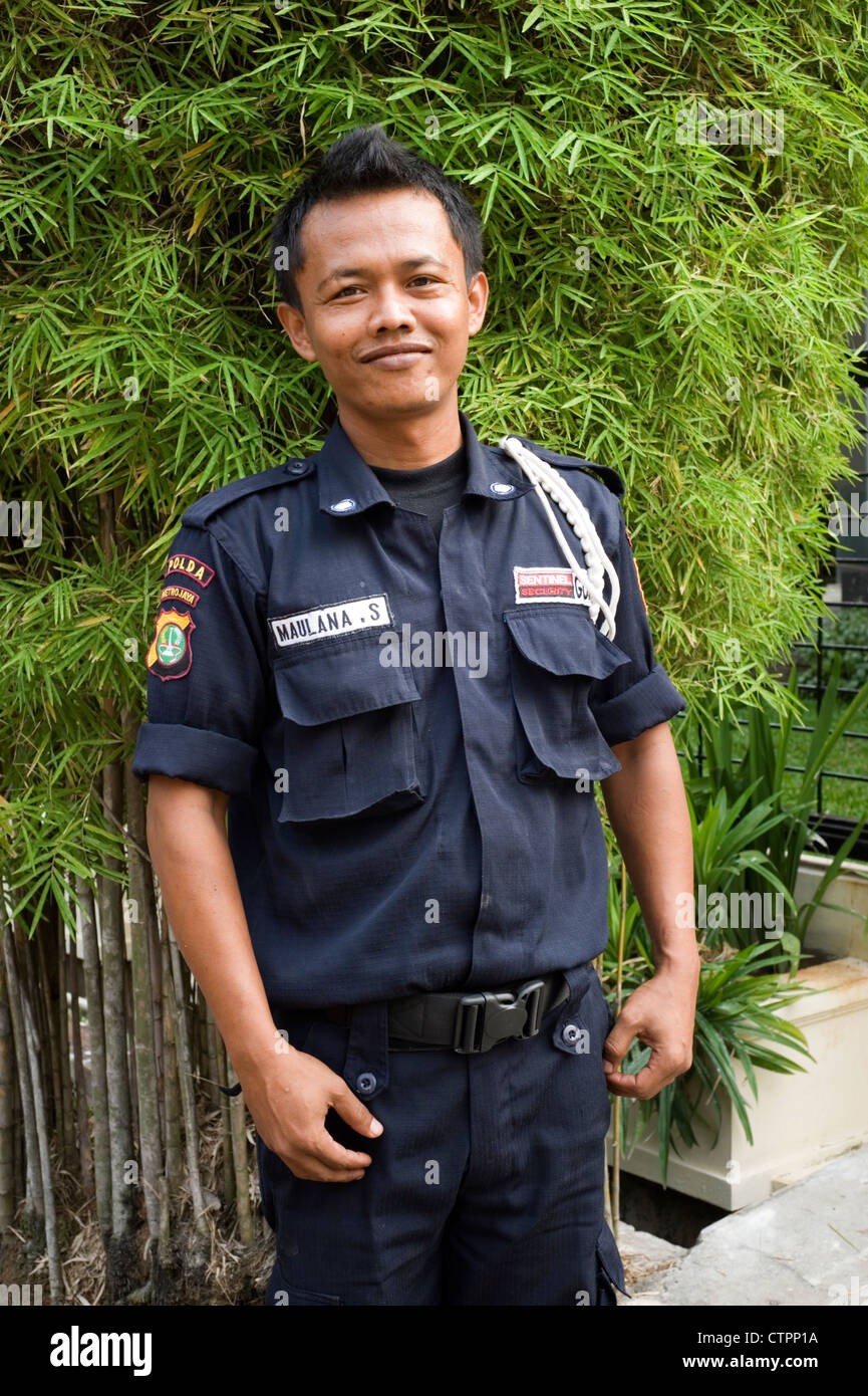 Garde de sécurité privée en service à un complexe de logement exclusif de Jakarta, Indonésie Banque D'Images