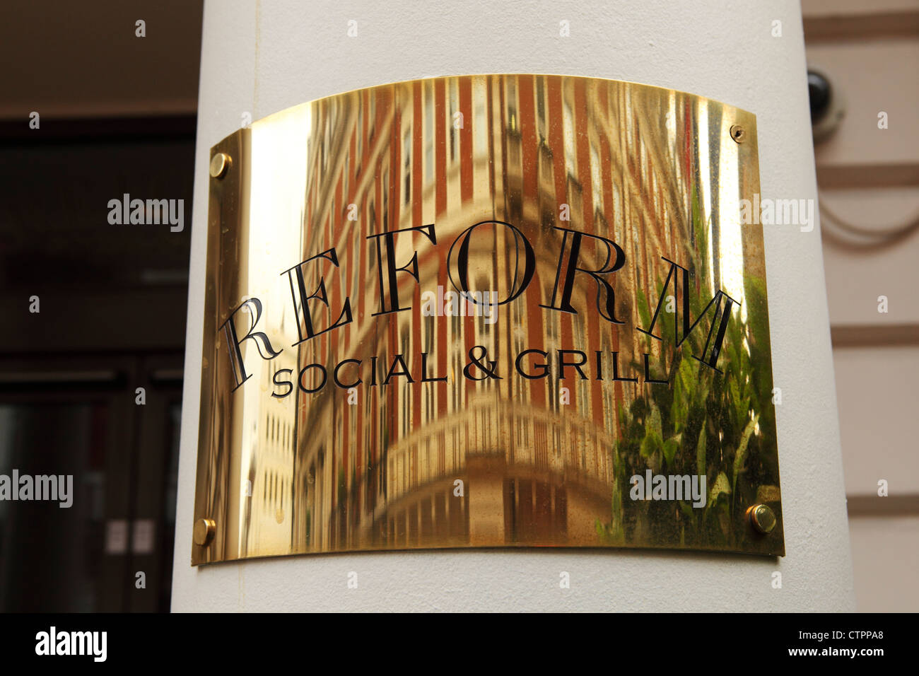 Le nom de la plaque de laiton Social Réforme et grill restaurant-bar dans Marylebone, Londres, Angleterre. Banque D'Images