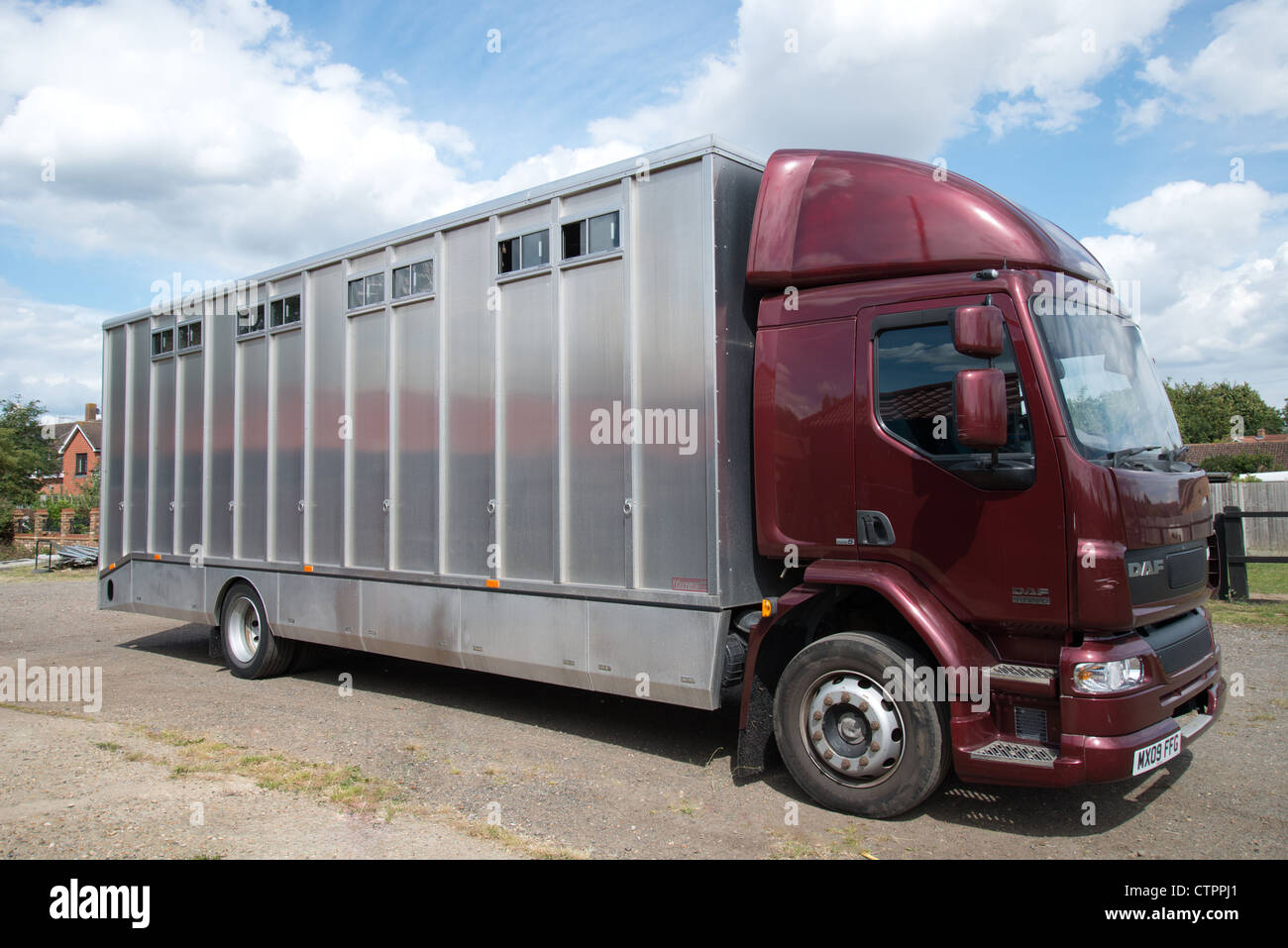 Boîte de camion, cheval Stanwell Moor, Surrey, Angleterre, Royaume-Uni Banque D'Images