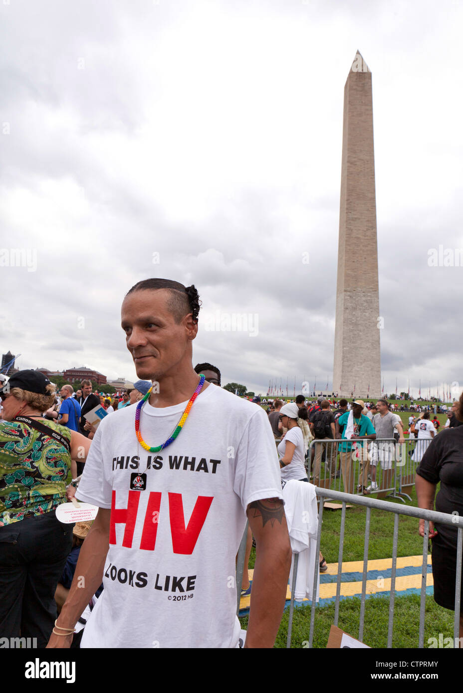 Un homme debout devant le monument de Washington à Washington, DC, au cours de marche pour le SIDA - Juillet 22, 2012, Washington, DC, USA Banque D'Images