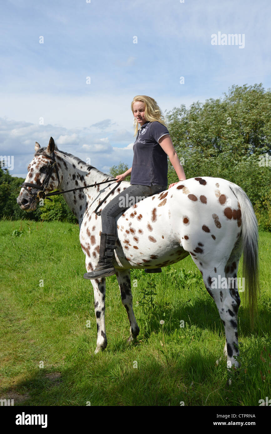 Teenage girl riding Appaloosa Horse, Stanwell Moor, Surrey, Angleterre, Royaume-Uni Banque D'Images